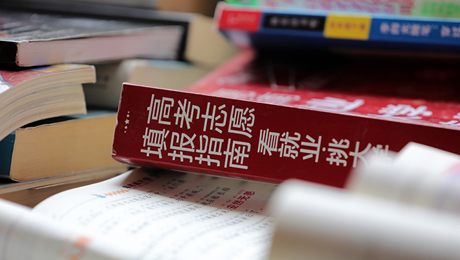 李强会见韩国总理金民锡